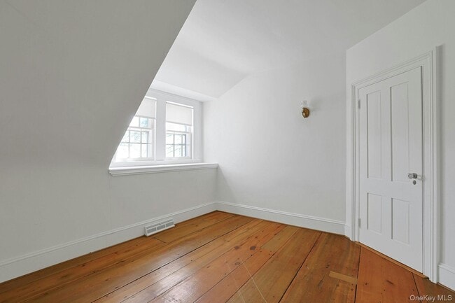 Building Photo - 105 S Greenbush Rd