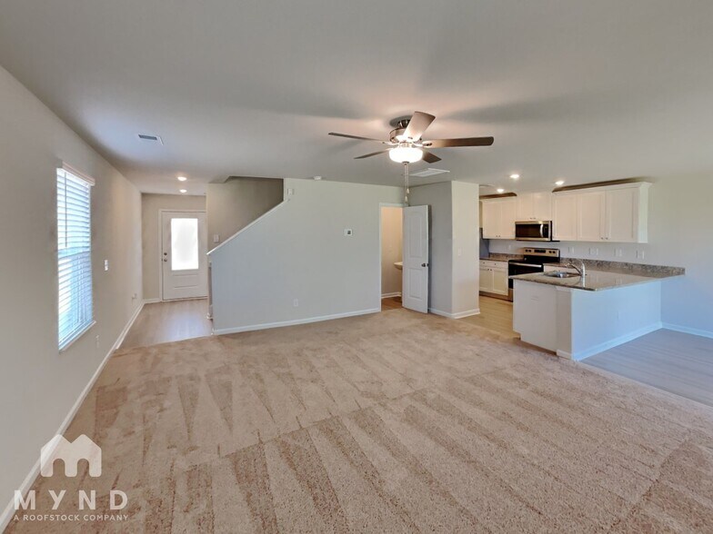 Building Photo - 250 Royal Mdw Dr