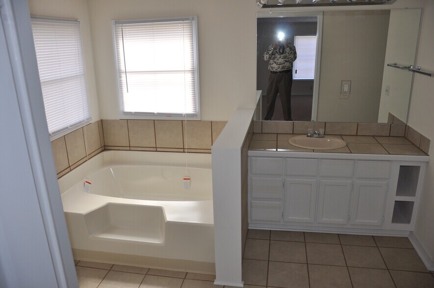 Building Photo - 14939 Angela Dr