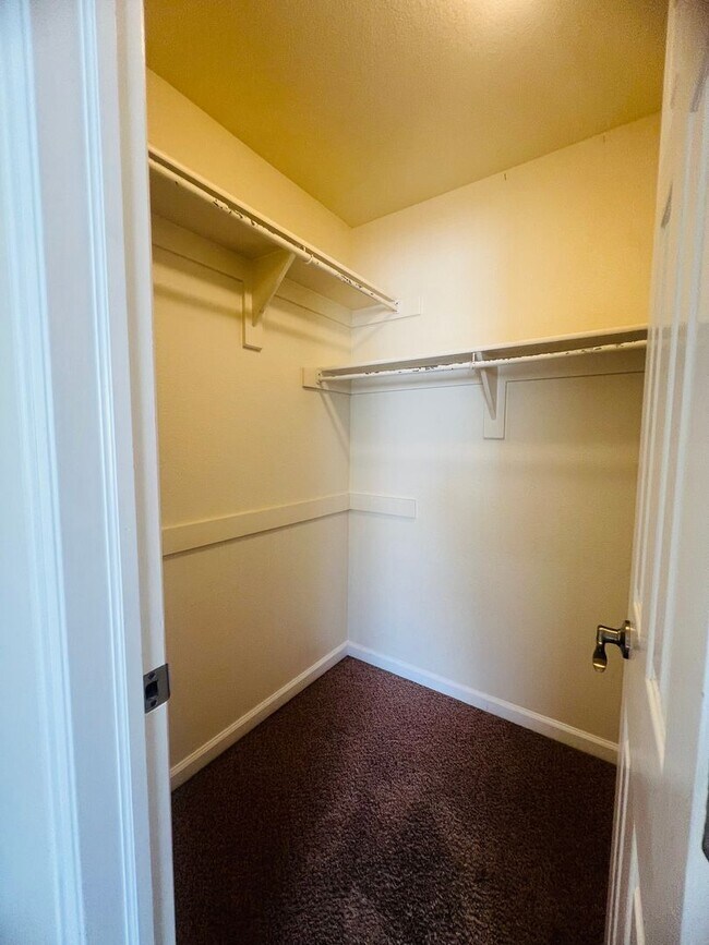 Building Photo - 4 bedroom 2 bath close to Fort Carson