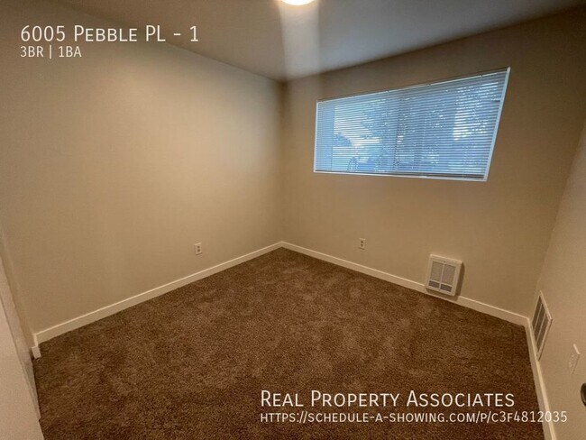Building Photo - Affordable 3 bed, 1 bath unit w/laundry in...