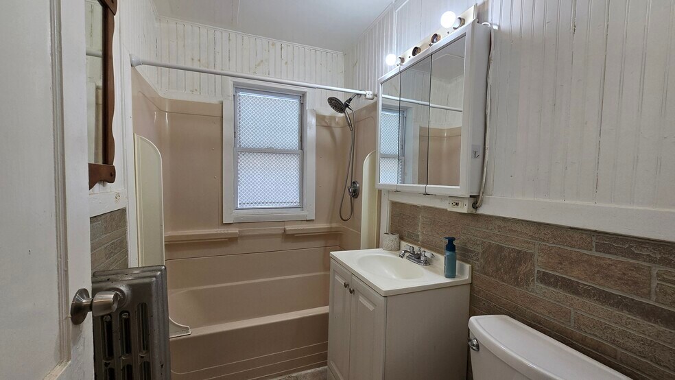 Bathroom - 59 Hooker St