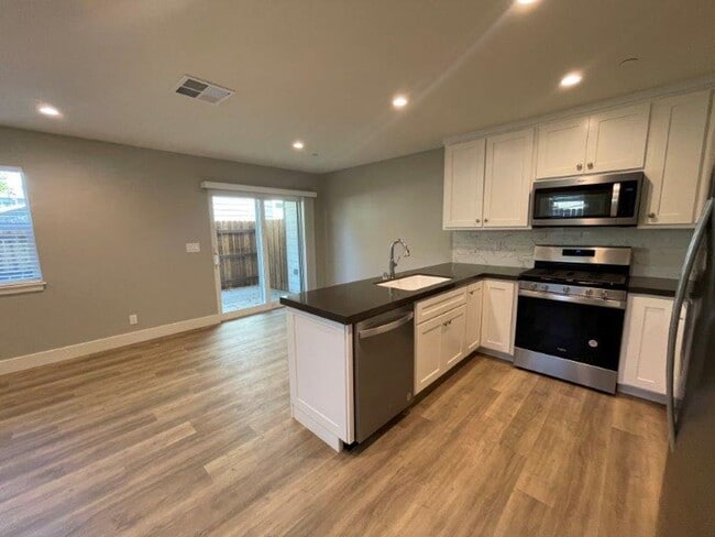 Building Photo - Tahoe Park 2 Bedroom Near UC Davis Med Center