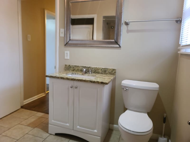 Building Photo - 2539 Hillsboro Ave