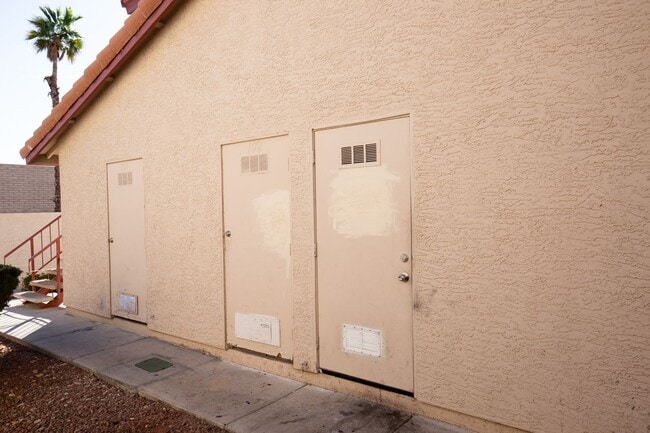 Building Photo - Completely remodeled 2nd floor unit near S...