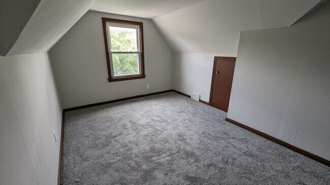 Building Photo - 4 bedroom 1 bathroom