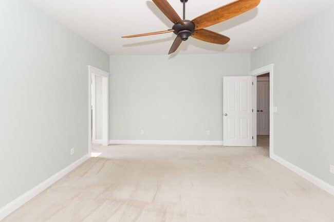Building Photo - 302 White Gables Dr