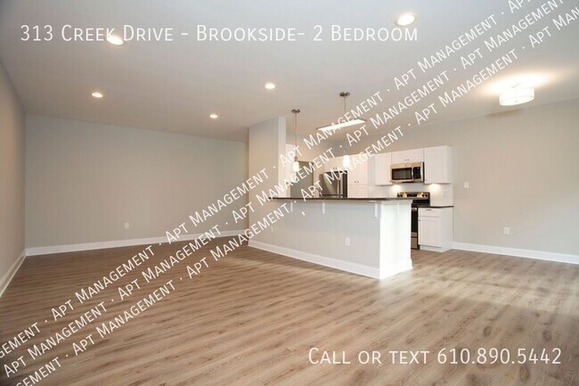 Building Photo - 313 Creek Dr