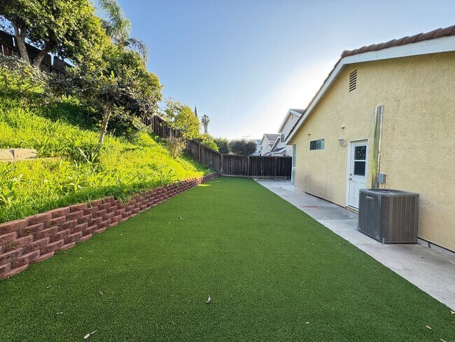 Building Photo - Beautifully Maintained 4Bd/2Ba Home w/Large Back Yard and Fruit Trees!