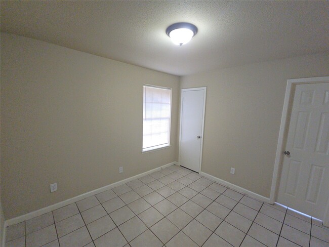 Building Photo - 919 Progreso Dr