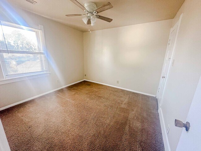 Building Photo - Three bedroom home available for move in. ...