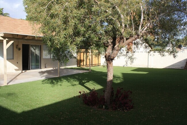 Building Photo - Fabulous 3 bedroom 2 bathroom Big Back Yard