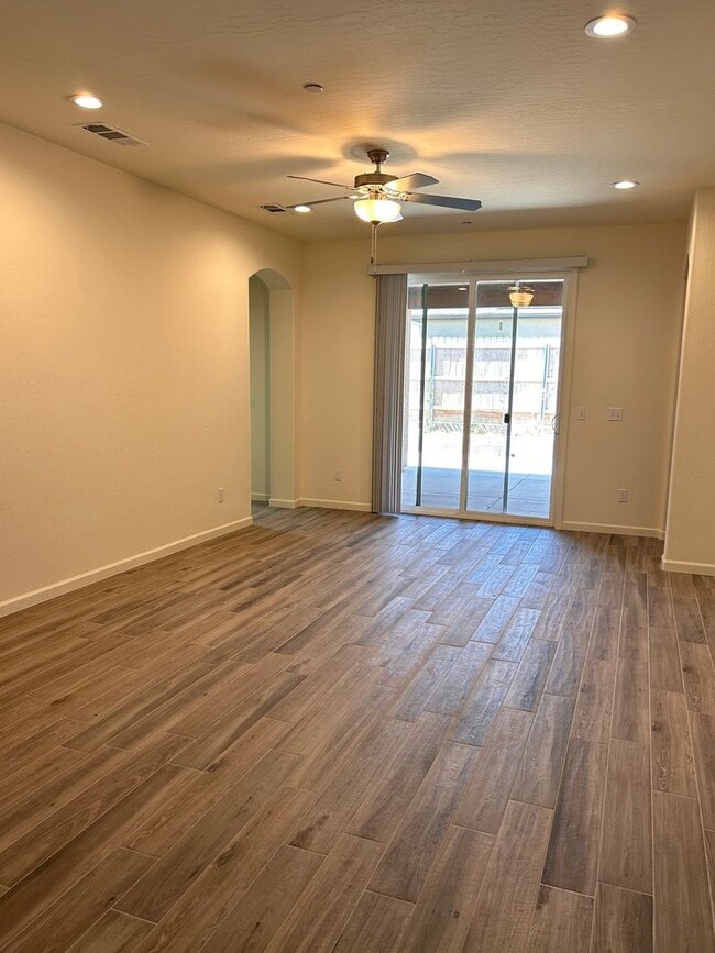 Building Photo - Beautiful home for rent in gated community in Visalia