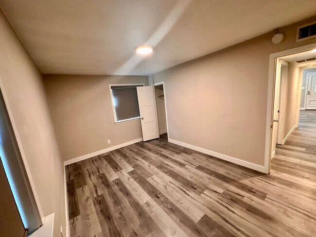 Building Photo - 841 Fairway Dr