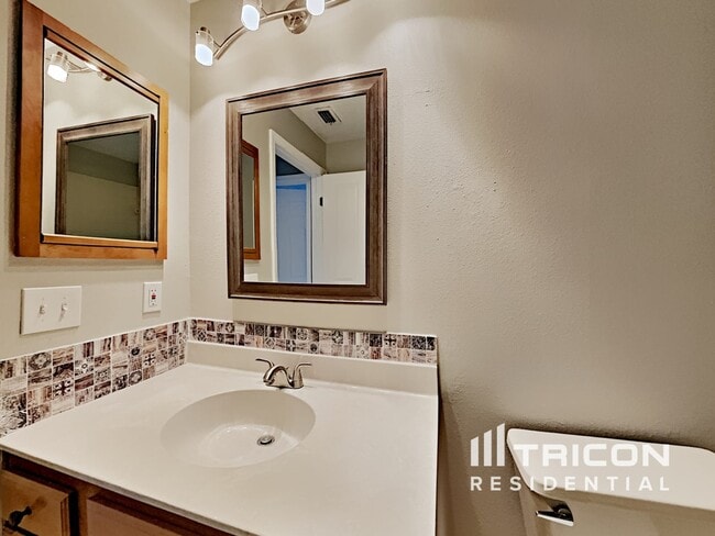 Building Photo - 707 Sand Ridge Dr