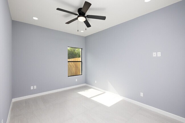 Building Photo - 810 S Michigan St