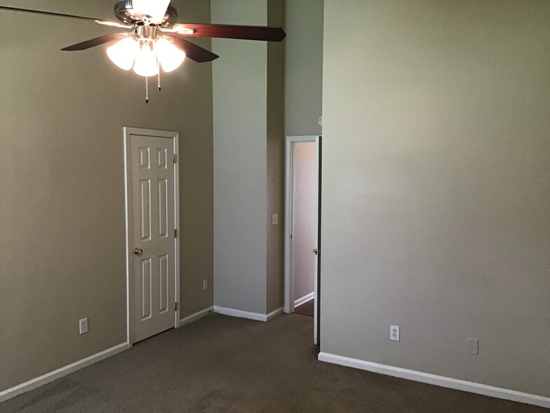 Building Photo - 1530 Roseberry Ct