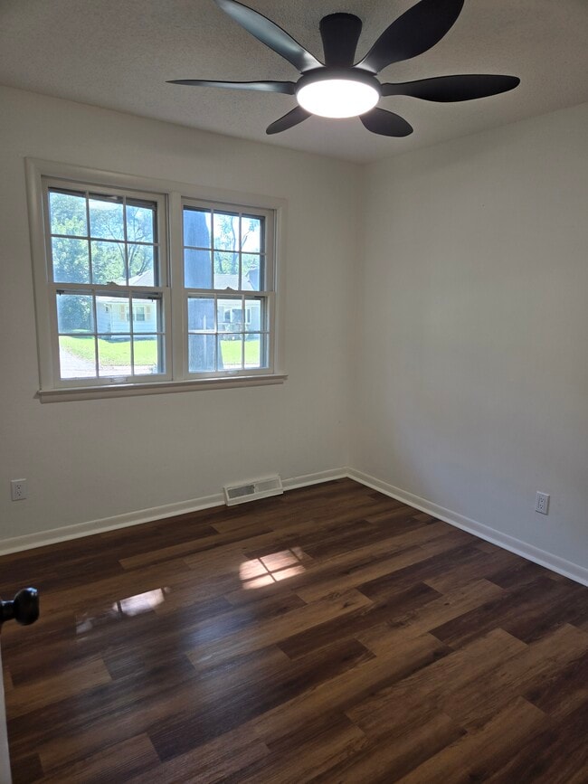 Building Photo - 7922 W 92nd St