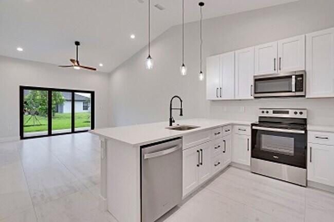 Building Photo - 2023 Duplex All tiled - 3 Bedroom Plus Den/2 Bath & 2 car Garage