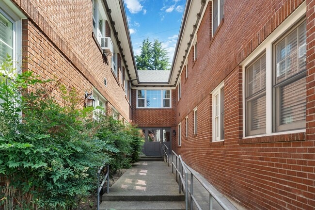 Building Photo - Bright 1 Bed condo in Kerns Neighborhood o...