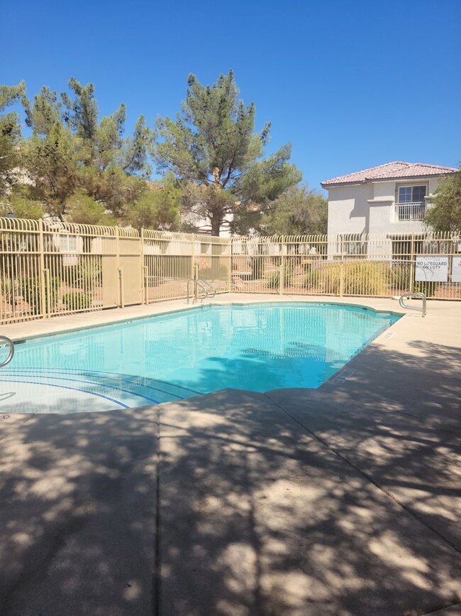 Building Photo - Townhouse with 2 Car Garage in NLV