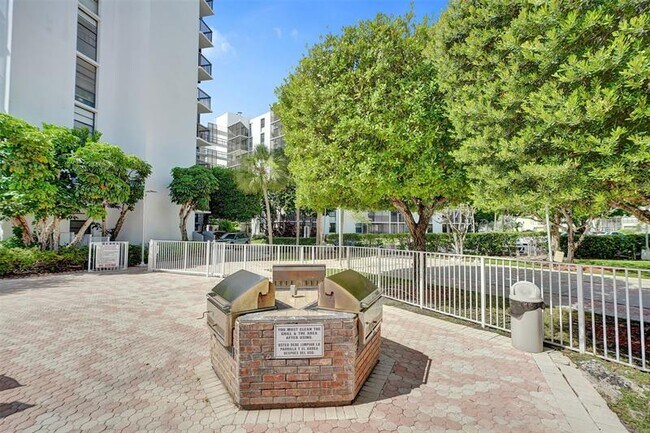 Building Photo - 20400 W Country Club Dr