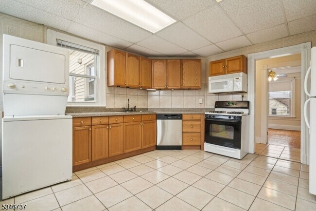 Building Photo - 44 Elm St