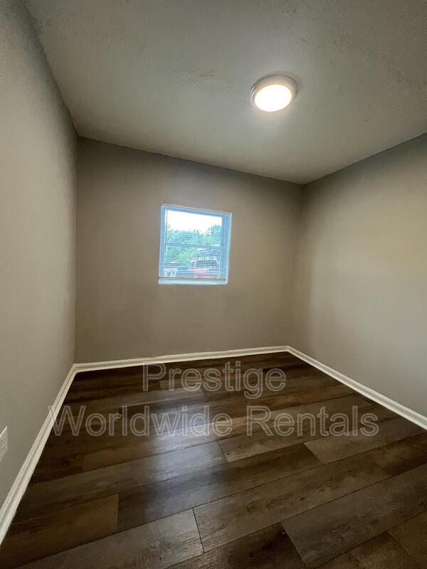 Building Photo - 3327 10th St
