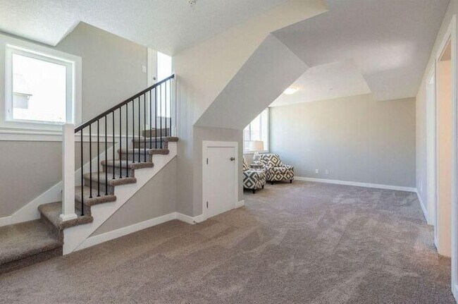 Building Photo - 1409 NE Primrose Ln
