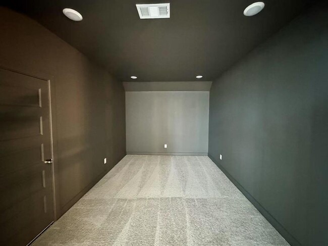 Building Photo - 31019 Sun Vly Dr