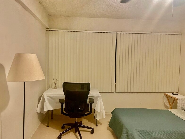 Main bedroom - 351 E Thomas Rd