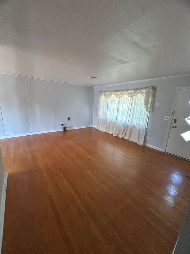 Building Photo - Beautiful 3 bed 3 bath home with finished ...