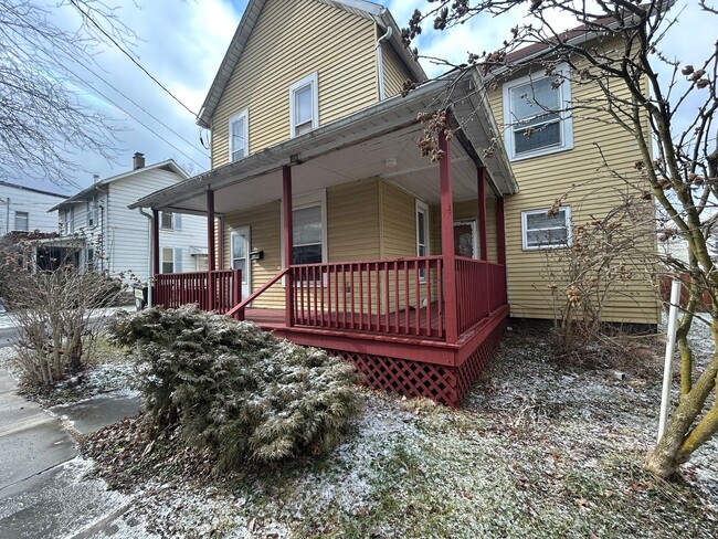 Building Photo - Three Bedroom Home in Grove City