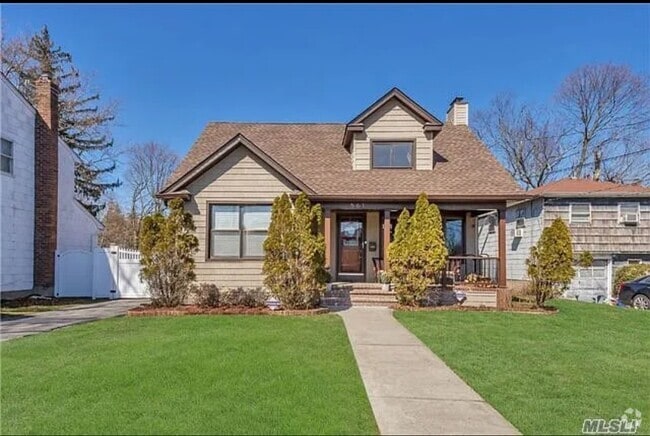 Front - 561 De Mott Ave