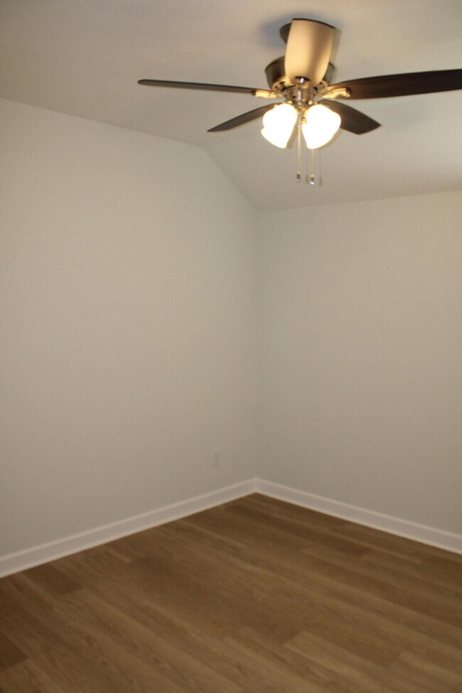 Building Photo - 921 Holbrook Dr