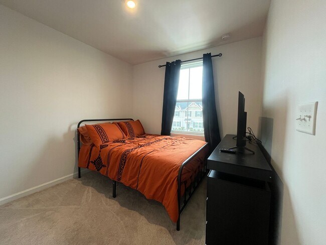 Building Photo - Spacious Townhome Located Minutes From Downtown Greenville!