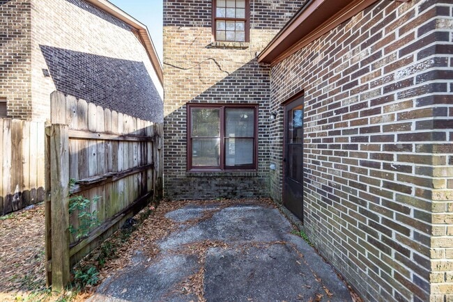 Building Photo - 2 Bedroom, 1.5 Bathroom Townhome - Summerville