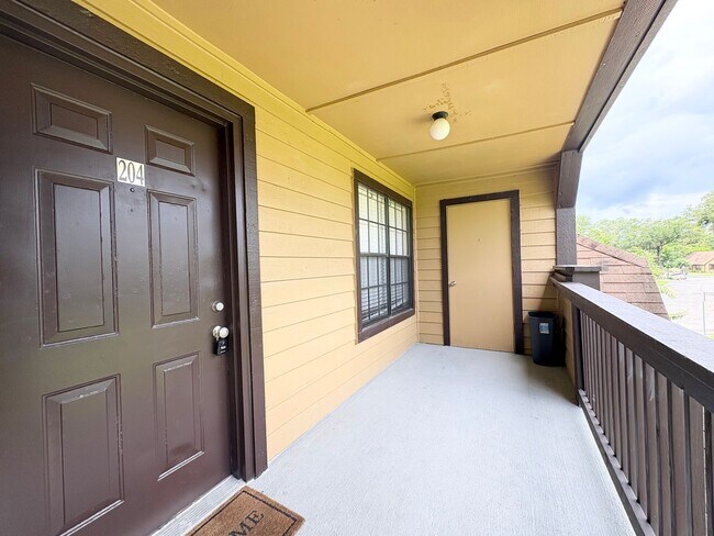Building Photo - 1/1 Condo in Gated Lakefront Community of Altamonte Springs!