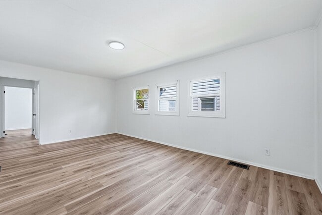 Building Photo - New 3 bedroom listing!