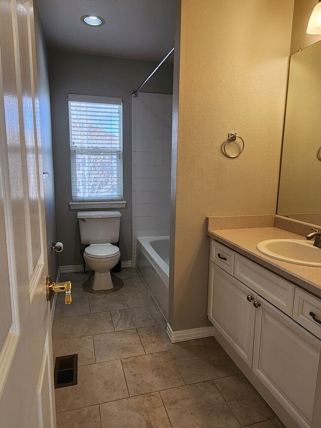 Building Photo - Parker home in Desired Stonegate Neighborhood!