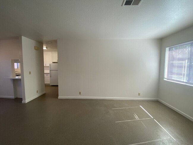 Building Photo - Garden Level Apartment - Completely Renovated!