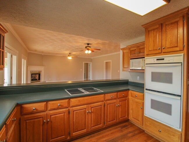 Building Photo - Spacious home!