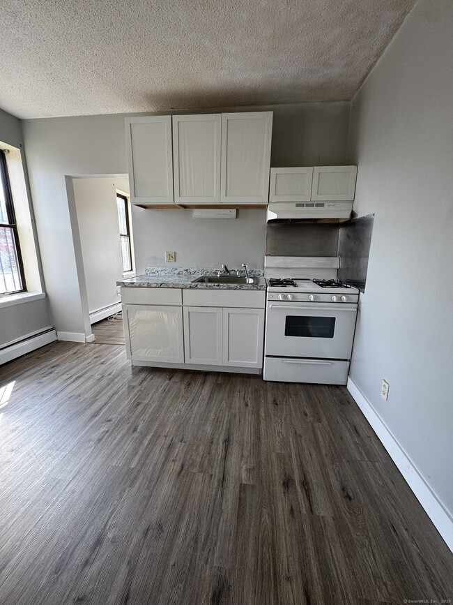 Building Photo - 54 Maple Ave