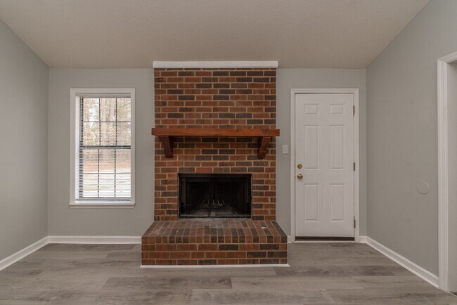 Building Photo - Updated 3 BR/2 BA - 10 Minutes From Gate 5 @ Ft. Gordon