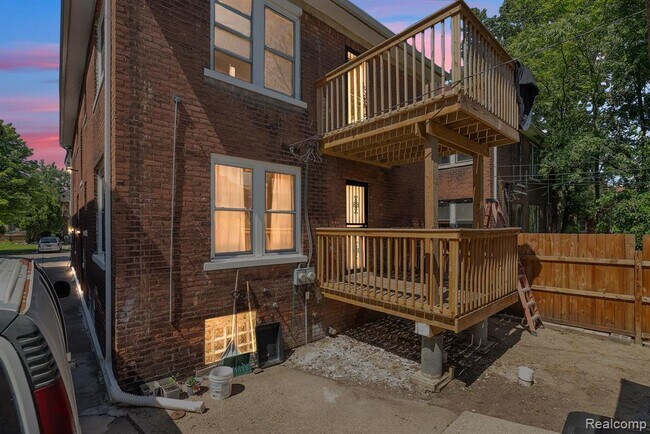 Building Photo - 3273 Cortland St