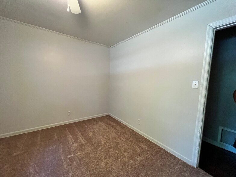 Building Photo - 4129 Meadowbrook Dr
