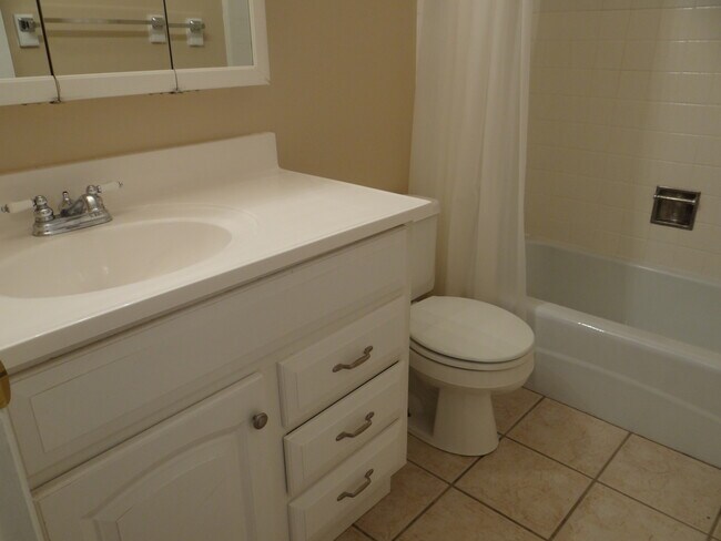 Building Photo - Charming Condo in Meadowbrook Village w 1 ...