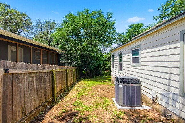 Building Photo - 1604 Sanchez St