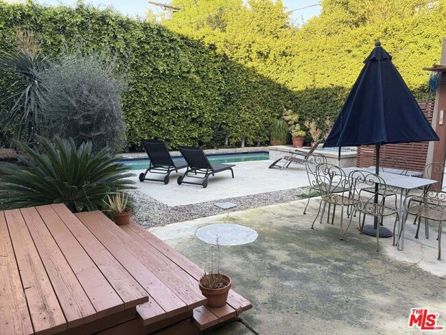 Building Photo - 832 N Las Palmas Ave