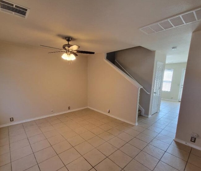 Building Photo - Modern 3BR/2.5BA Home with W/D In Unit• Covered Parking Central • AC in San Antonio